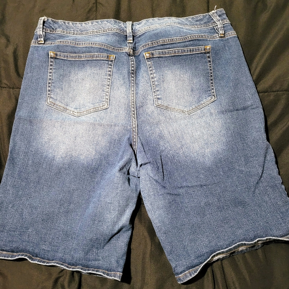 Shorts - Picture 3 of 3